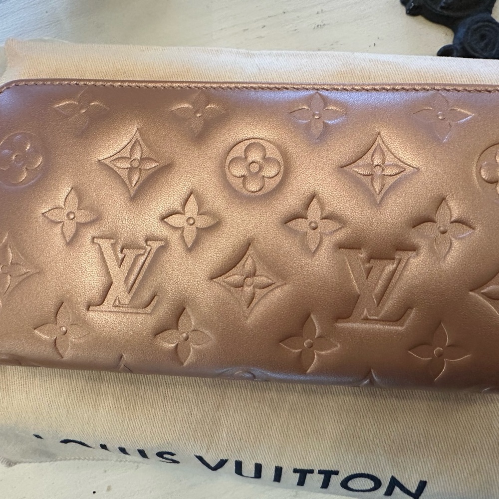 💯% Authentic Louis Vuitton Rose Gold Coussin Zippy Wallet